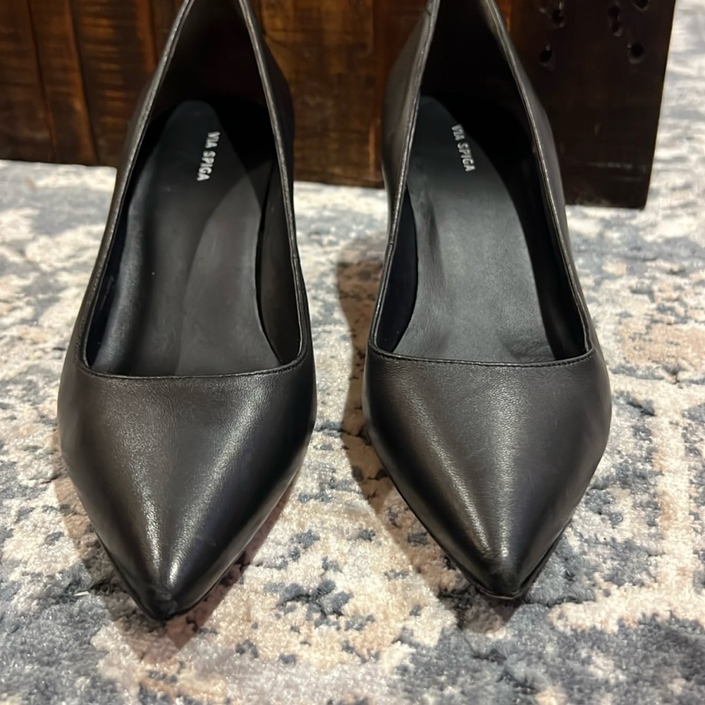 Black pumps